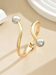 1pc Gold-Color Simple Geometric Symmetry Faux Pearl Decor Elegant Fashionable Sweet Style European And American Style High-End Exaggerated Retro Personality Luxurious And Elegant Ladylike Noble And Elegant Chic And Romantic Playful And Fun Suitable For Daily Commute, Gathering With Friends Romantic Vacation, Dating, Street Snap, Formal Occasions, Zinc Alloy Versatile, Stress-Reducing, Couple's Dating Bracelet