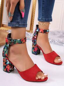 Sandali con tacco alto taglie forti da donna, collezione primavera/estate 2024