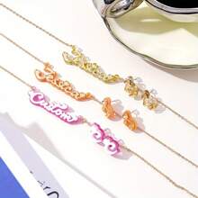 Bộ 2 dây chuyền và hoa tai tên Acrylic tùy chỉnh, Bộ trang sức tên Acrylic tùy chỉnh, E Heart Double Color. Dây chuyền tên cá nhân, Bộ hoa tai tên cá nhân, Quà tặng trang sức bất ngờ cho Ngày của Mẹ - hồng trắng - Xem 5