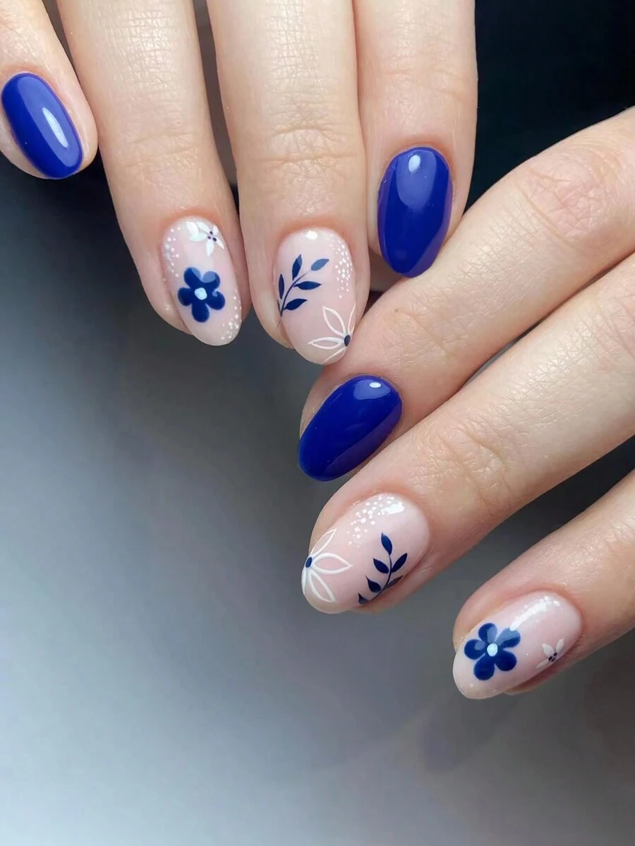 VV MEI JIA ER 24 piezas de uñas postizas con diseño de flores azul Klein y blanco, uñas postizas de puntas francesas para presionar, uñas postizas cortas ovaladas blancas para presionar, uñas acrílicas en forma de almendra para mujeres y niñas, 1 hoja de cinta y 1 lima de uñas, suministros para uñas - azul real - Ver 1