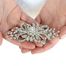 1 Stück stilvolle Brosche aus Zinklegierung und Kristallrhinestonen, Blumenform, Braut Hochzeit Party Dekoration, Valentinstag Valentinskleid Accessoire, Pin für Kleidung, Tasche, Charm, Schule, Büro Accessoires, Hemden, Jacken, Schmuck, Weihnachten, Halloween Kleidung, lustiges, süßes Geschenk für Lehrer, Halloween Accessoires, Lehrertag