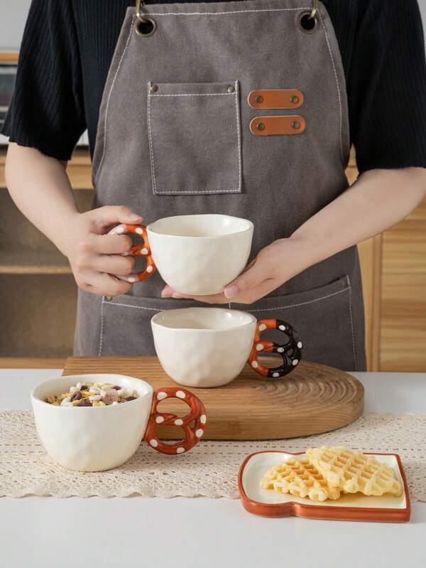 Un ensemble de tasses à café en céramique façonnées à la main de manière créative et minimaliste, avec un design de poignée unique, pour le café et la rentrée scolaire