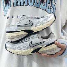 Nike 女款 V2K 透气轻便复古跑步鞋，休闲厚底运动鞋 FD0736-100