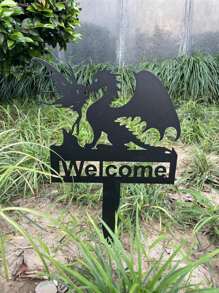 Un poste de bienvenida de metal de 30cm de largo con siluetas de ángeles, elfos y dragones occidentales de hierro en negro para la decoración exterior del césped, jardín y patio - Negro - Ver 3