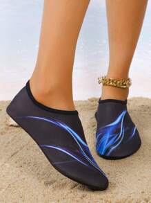 一雙無性別款式水鞋，適用於峽谷、海灘、浮潛、潛水，防滑、防水，友善肌膚，柔軟彈性材料。尺寸較小，請下單大一個碼數。初次穿著時可能會感覺緊，但經過一段時間後會變得更加舒適。