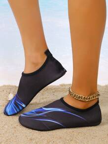 一雙無性別款式水鞋，適用於峽谷、海灘、浮潛、潛水，防滑、防水，友善肌膚，柔軟彈性材料。尺寸較小，請下單大一個碼數。初次穿著時可能會感覺緊，但經過一段時間後會變得更加舒適。