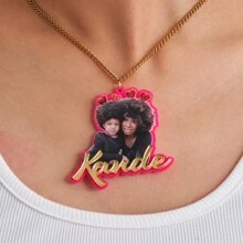 客製化多色亞克力照片項鏈，應用切割技術，可個性化定制名字照片項鏈、照片吊墜、照片墜飾，讓家庭紀念照片個性化呈現 - Gold Text And Pink - 查看 9