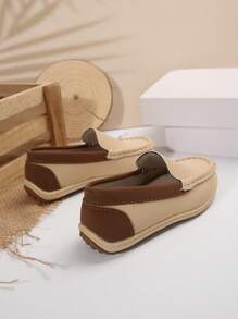 Handgefertigte Jungen flache Loafers aus PU-Leder mit Steppdesign, Beige, für Frühling und Herbst bequem