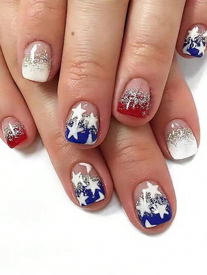 24枚セット 赤と白のストライプと星の要素の プリント可能なクロップ楕円形ネイルラップ。ジェリーグルー1個とネイルファイル1個が付属。女性が独立記念日に自分の爪を飾るために適しています。