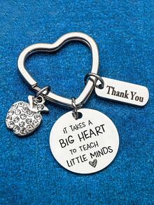 1個2024年畢業季節不銹鋼雕刻蘋果造型鑰匙扣，配有鑽石心臟，是給老師、導師和畢業季節的理想禮物 - 銀色 - 查看 6