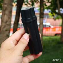 1 個實用的迷你打火機收納盒，專為 Bic J5 打火機設計，附有 3 個空分隔間，可收納打火機、捲煙紙、預捲煙卷等。這個打火機收納盒是一款家庭收納小物，非常實用，也可當做禮物送給親友。