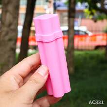 1 個實用的迷你打火機收納盒，專為 Bic J5 打火機設計，附有 3 個空分隔間，可收納打火機、捲煙紙、預捲煙卷等。這個打火機收納盒是一款家庭收納小物，非常實用，也可當做禮物送給親友。