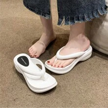 A Pair Of Lady's Flip-Flops Heighten Flip-Flops With Thick Bottom Household Slippers Ladies' Outdoor Slippers Beach Slippers For Leisure Vacation White EVA Flip-Flops