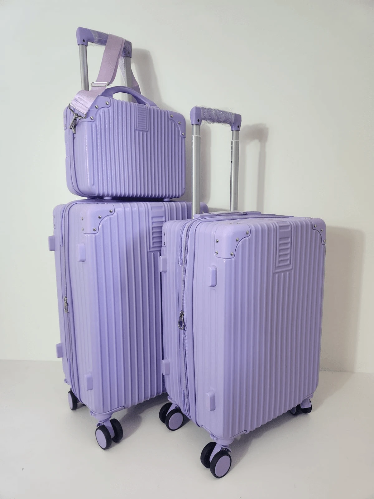 Conjunto de Mala de Viagem América:  2 Malas de Bordo + Frasqueira | Cadeado Numérico | Rodinhas 360° | Zíper Extensor e Antifurto | Padrão ANAC | - Roxo - Visão 1