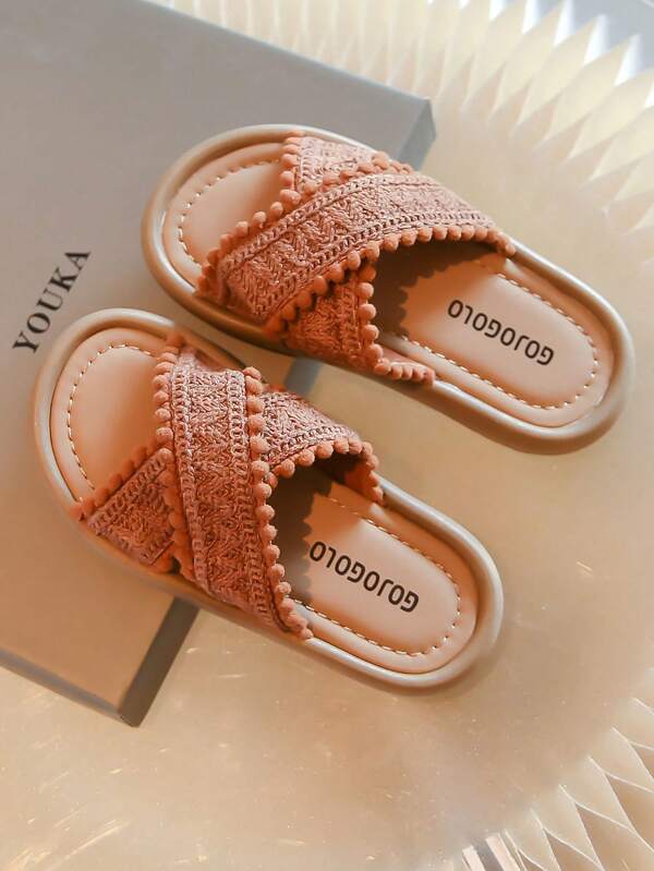 1 Pair Of Summer Promotion Earth Brown Girls Wear-Resistant Slippers Comfortable Soft Simple Brown Thick Soled Girls 3-12 Year Old Sandals Suitable For Indoor And Outdoor Vacation Hairball Decoration Cross Strap Design Flip-Flops