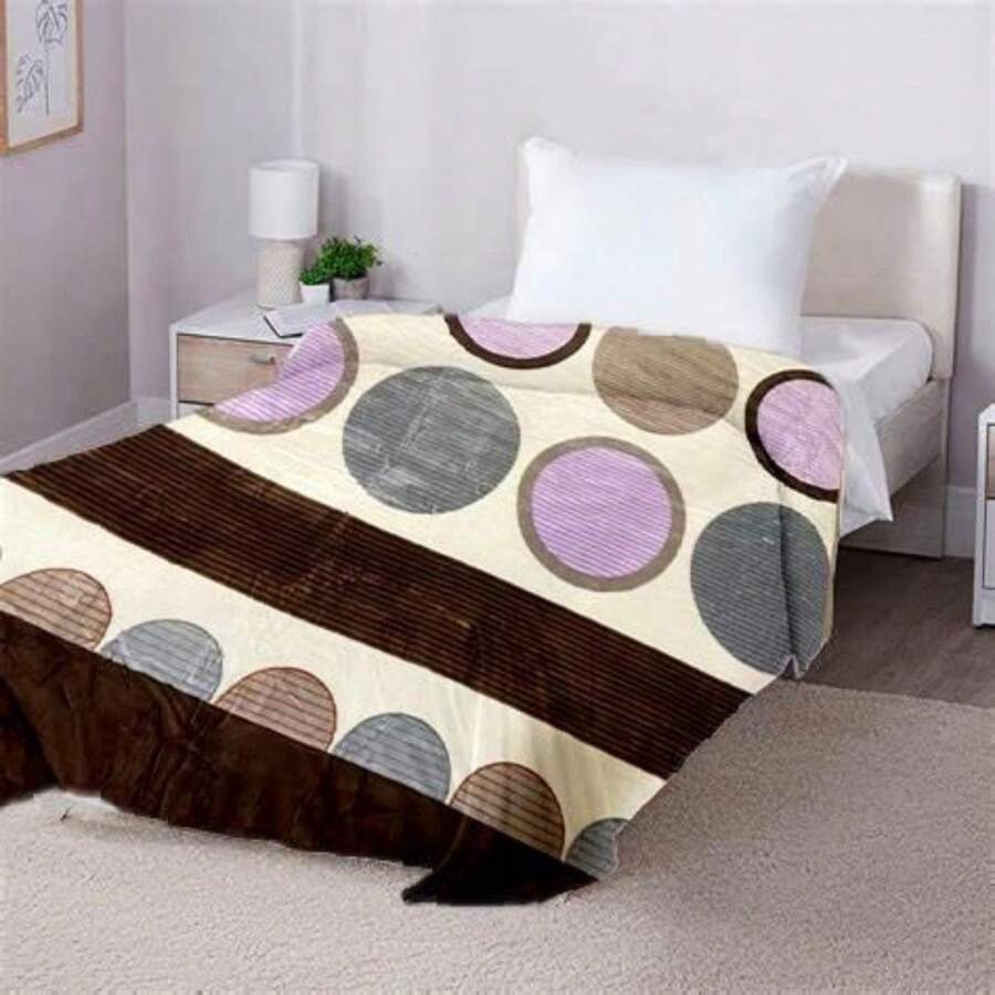 Cobertor matrimonial estampado.
