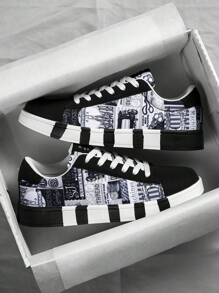 Men's Fashionable Front Tie Color-Block Graffiti Canvas Sneakers - Black and White - View 2