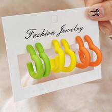 Set de 3 pares de aretes para mujeres Y2K de moda de verano en forma de C con diseño pintado y con colores llamativos y dulces, adecuado para citas - 3 pares de pendientes love en forma de C - Ver 5
