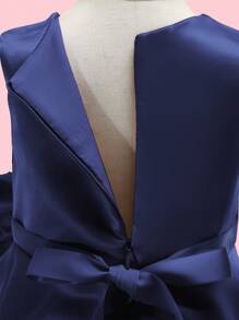 年輕女孩大蝴蝶結前綁長禮服