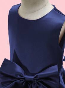 年輕女孩大蝴蝶結前綁長禮服