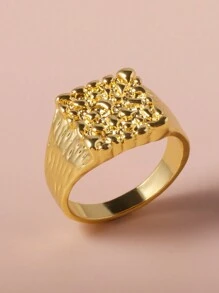1 anillo de hombre sencillo de metal dorado con superficie de relieve chapada en oro