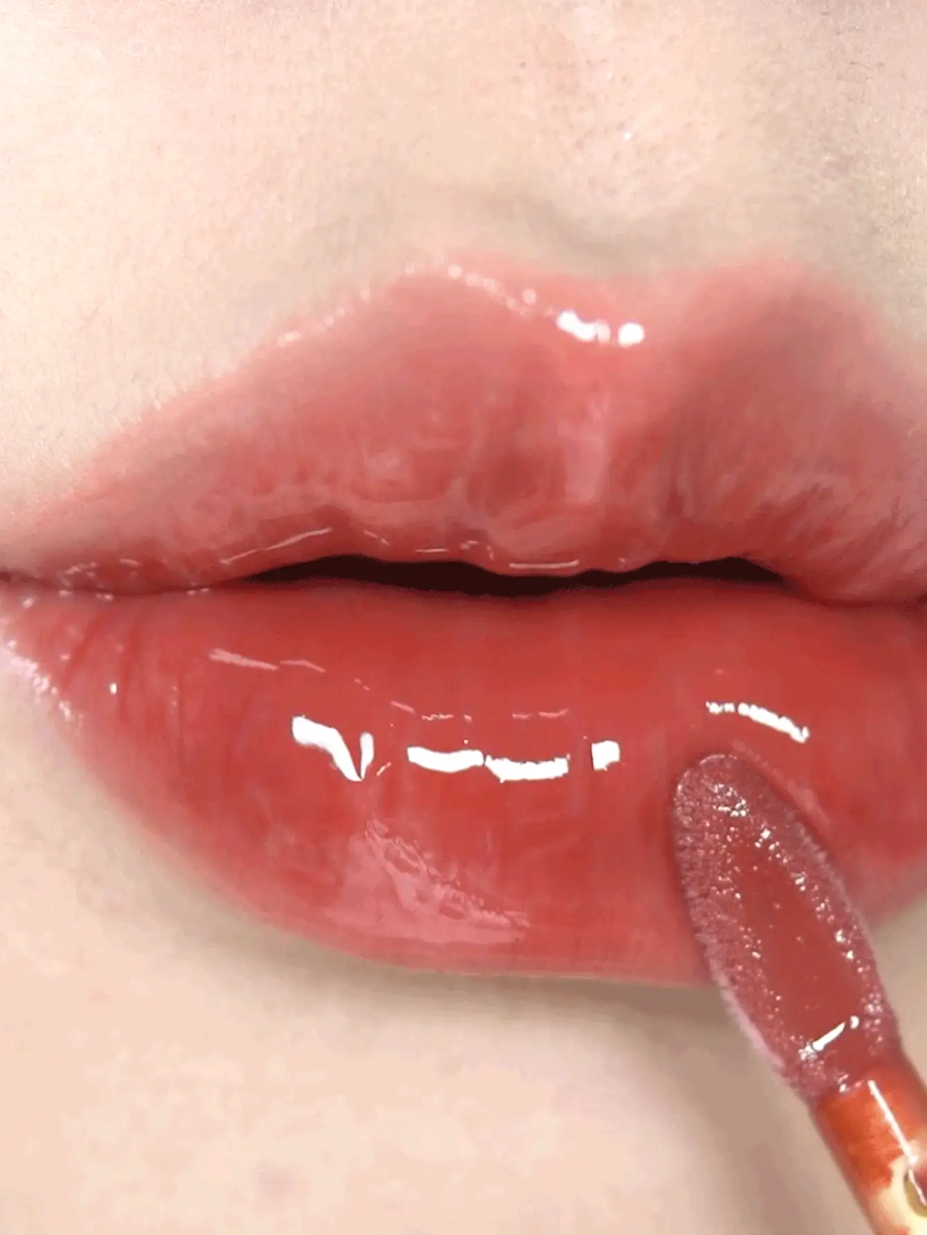 MISTINE 泰式拿鐵果汁唇彩，含玻尿酸、維生素E的保濕唇彩啫喱，高度顯色，霧面妝感，不黏膩，防水、不易暈染的輕盈質地，1盒2.6g - 冰爽半透明紅茶 - 查看 2