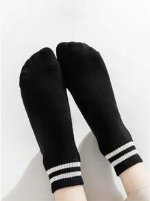 5pairs/Pack Women's White And Black Striped Simple And Versatile Campus Sport Short Socks
