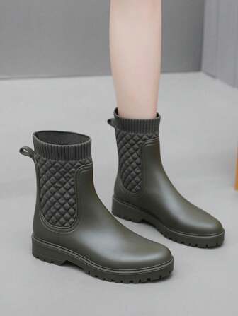 1 par korta gummistövlar för kvinnor, moderiktiga vattentäta gummistövlar, lätta PVC-halkfria trädgårdsgaloscher för utomhusbruk (storleken är liten)