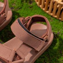 Sandalias sencillas para niños, sandalias planas de unicolor, zapatos de agua casuales, sandalias de talón abierto ligeros adecuados para niños, niñas, bebés y niños pequeños en verano, con correa trenzada, diseño de , sandalias deportivas de senderismo con plantilla de yoga acolchada, cómodas para caminar y para la playa o viajes - Marrón Chocolate - Ver 7