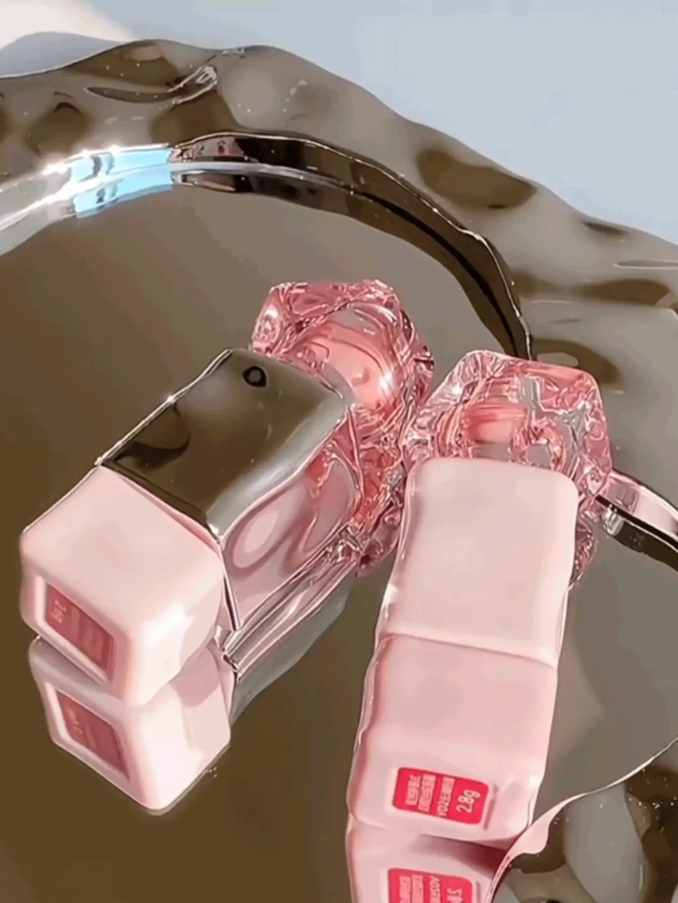 MISTINE Brillo de labios de terciopelo tailandés, crema de labios hidratante infusionada con ácido hialurónico, vitamina E y pigmentos intensos con acabado aterciopelado sedoso, sin sensación pegajosa, resistente a transfers y manchas, sensación ligera. 1 paquete de 2.8g - V02 enamoramiento rosa - Ver 3