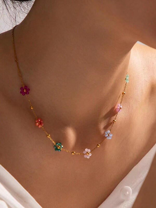 Un collier en acier inoxydable élégant et charmant plaqué or 18 carats avec une décoration florale en plastique coloré, parfait pour les femmes à porter lors de réunions ou de vacances, ou comme cadeau pour la fête des mères, la Saint-Valentin, la mère, la fête des mères, le cadeau