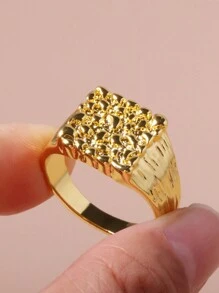 1 anillo de hombre sencillo de metal dorado con superficie de relieve chapada en oro