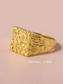 1 anillo de hombre sencillo de metal dorado con superficie de relieve chapada en oro