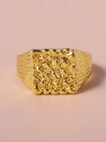 1 anillo de hombre sencillo de metal dorado con superficie de relieve chapada en oro