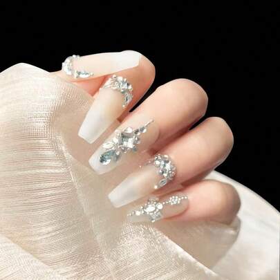 【女性の主役】2024年 春夏新作 手作りの着用可能な肌色のネイルアート デタッチャブル クリアラインストーン付き