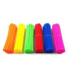 36 piezas de cubiertas de rayos de llanta verde hierba para rueda de motocross delantera y trasera, protector universal de rayos de llanta, cubierta de piel para bicicleta de tierra. Material: PVC. Color: verde hierba. Longitud: 170 mm (6-3/4 pulgadas). Cantidad: 36 piezas . Ajuste universal para la mayoría de las motos, no solo para K-TM 65 85 80 160 125 250 450 500 EXC EXCF EXC F 125 250 450, para Suzuki 125 250 450, K-TM 150 Kawasaki 500 CR YZ RM KX CR para CR YZ RM KX 80 125 250 450 500 CRF YZF RMZ KXF para CR YZ RM KX 85 motocicleta 500 CRF YZF RMZ KXF.
