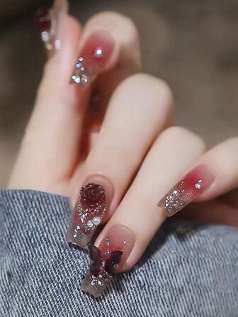 提升你的風格：24入組中長款芭蕾舞者美甲貼片，搭配時尚珊瑚粉色、水晶蝴蝶、山茶花珍珠裝飾，包含1支果凍膠及1個指甲鉗貼上美甲貼片、美甲工具