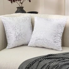 一個雙面巴洛克風格金箔天鵝絨印花枕套（不帶內芯）。絲絨布料的兩側都經過金箔印花技術處理，使枕套閃閃發光。這款華麗柔軟的靠墊套適用於沙發、床上、汽車、椅子、窗座、愛情座椅、客廳、臥室、地板、長椅、辦公室、咖啡廳等場所。 - 銀色-白色 - 查看 2