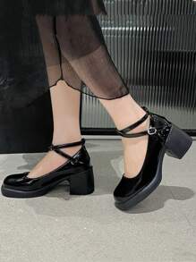 簡約珍高跟鞋,帶十字扣,有光澤的黑色時尚皮鞋 - 黑色 - 查看 2