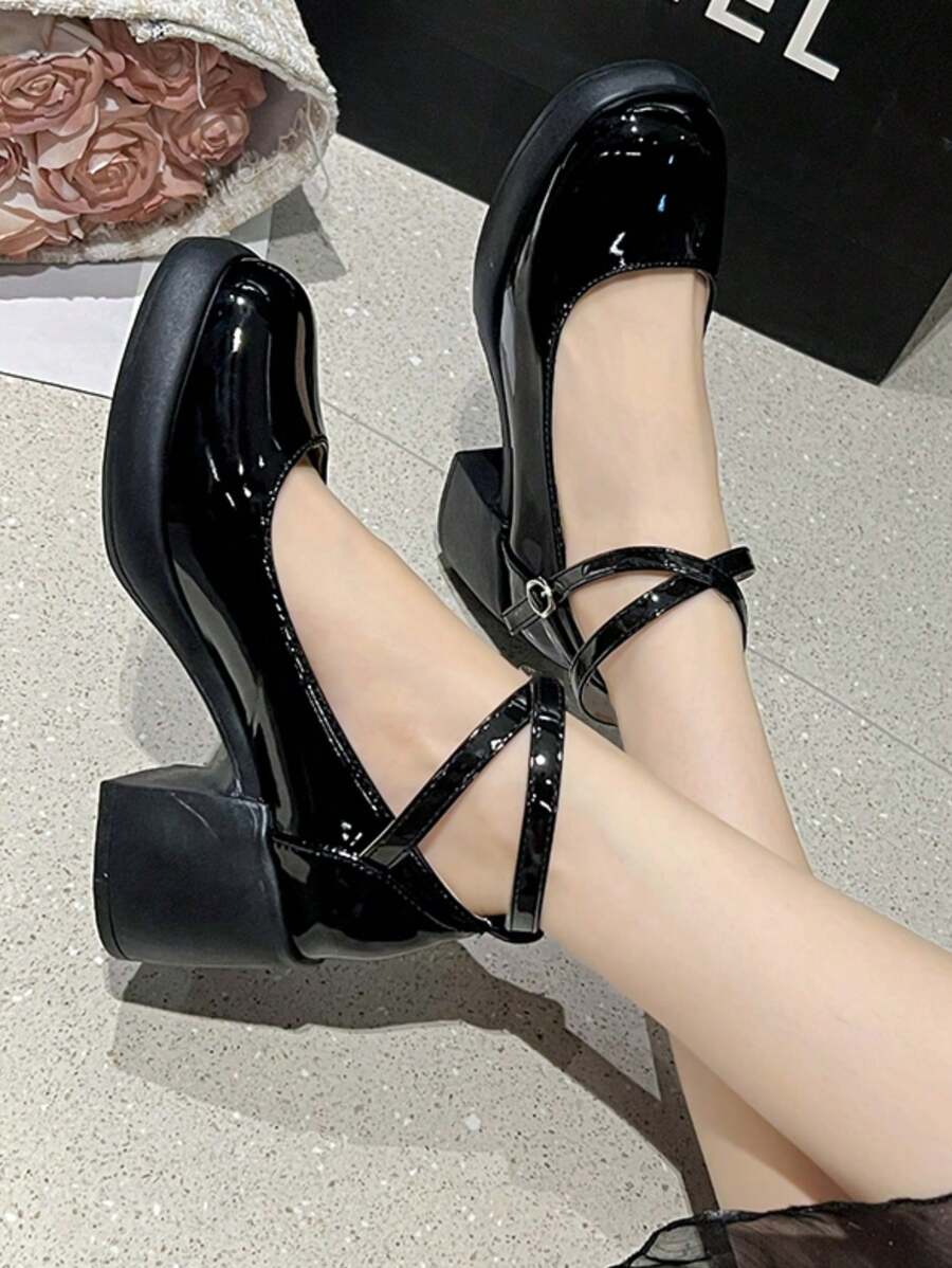 簡約珍高跟鞋,帶十字扣,有光澤的黑色時尚皮鞋 - 黑色 - 查看 1