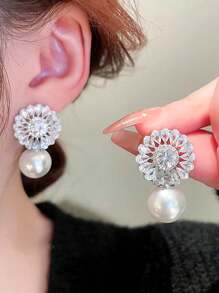 1 Coppia di eleganti orecchini alla moda da donna con inserti di perle finte e zirconi bianchi