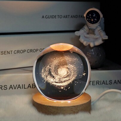 1 PIEZA Bola de cristal con luz nocturna con grabado láser 3D de estilo cósmico (2.36 pulgadas de diámetro), grabada con Saturno, planetas, la luna y el sistema solar. Combinada con la base de madera de la luz LED, es adecuada para la decoración de la sala de estar, el dormitorio, el tocador y el escritorio.