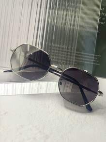 015068863-0009-SX2358 一副男女通用的金属几何时尚眼镜，街头风眼镜，适合室内/室外佩戴，黑色/金色/银色/棕色镜框，四季皆宜。附赠PU保护盒或纸盒。 - 銀框鏡面銀鍍膜鏡片 - 查看 5