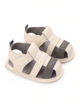 男孩和女孩拼色皮革设计平底透气凉鞋，适合夏季