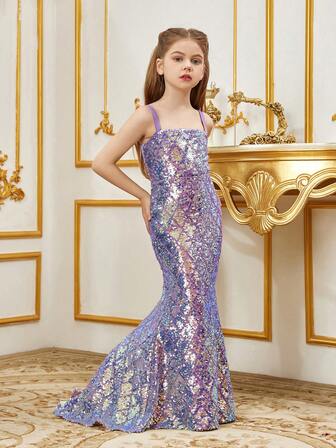 这款华丽的钻石亮片美人鱼尾及地派对礼服采用宽肩带设计，修身闪亮，是女孩们参加特殊场合的理想选择，让您在每个活动中都光彩夺目。