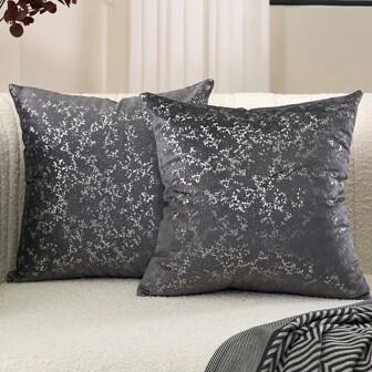 Una funda de almohada de terciopelo de estilo barroco con doble cara y estampado en oro (sin relleno), la tela base de terciopelo está procesada con tecnología de impresión en lámina dorada, lo que hace que la funda de almohada sea brillante en ambos lados. Esta hermosa y suave funda de almohada es adecuada para sofás, camas, autos, sillas, asientos de ventana, butacas, salas de estar, dormitorios, pisos, bancos, oficinas, cafeterías, etc.