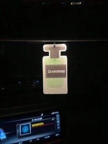 汽車式空氣清新劑通風口夾，黑冰，卡通動漫糖塊設計，後視鏡香氛掛飾，適用於汽車通風口、廁所、客廳和臥室，家用香水瓶設計