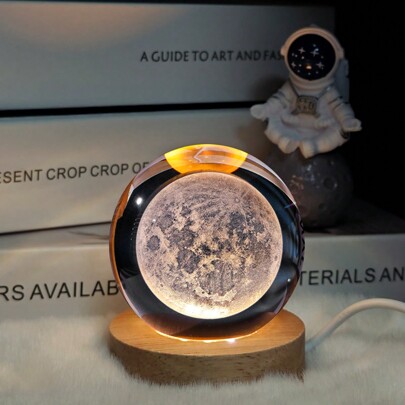 1 PIEZA Bola de cristal con luz nocturna con estilo cósmico grabada en 3D (2.36 pulgadas de diámetro) con grabados de Saturno, planetas, la luna y el sistema solar. Combinada con la base de madera de la luz LED, es adecuada para la decoración de la sala de estar, el dormitorio, el tocador y el escritorio. Regalos de cumpleaños creativos para novias, compañeras de clase, esposas, niños, recuerdos de aniversario y decoraciones artísticas de festivales