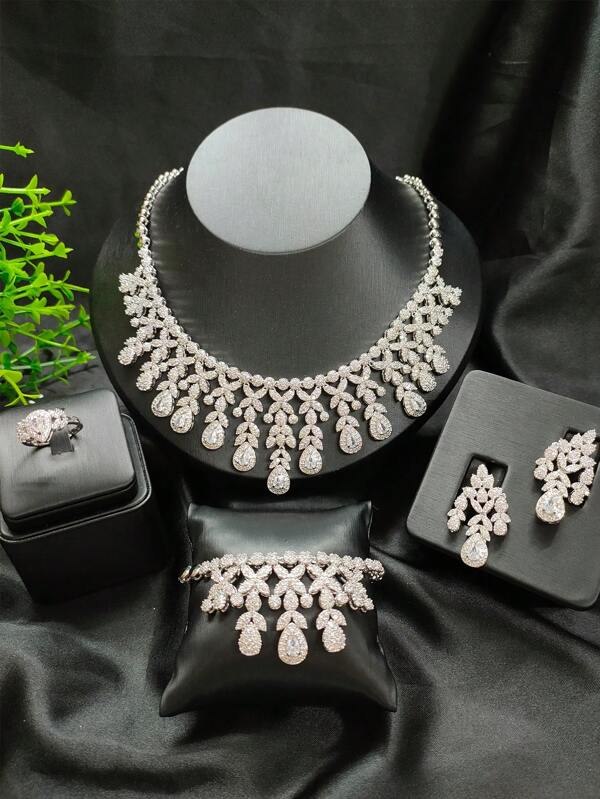 1 set de joyería de lujo de cobre que incluye un collar, una pulsera y un par de pendientes. El set cuenta con piedras en forma de gota de agua rojas, azules y blancas, decoradas con color plateado. Ideal para ceremonias tradicionales, bodas, Día de la Madre, Día de San Valentín y otros regalos en Dubai, Europa, Francia, África.