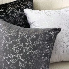 一個雙面巴洛克風格金箔天鵝絨印花枕套（不帶內芯）。絲絨布料的兩側都經過金箔印花技術處理，使枕套閃閃發光。這款華麗柔軟的靠墊套適用於沙發、床上、汽車、椅子、窗座、愛情座椅、客廳、臥室、地板、長椅、辦公室、咖啡廳等場所。 - 銀色-白色 - 查看 10